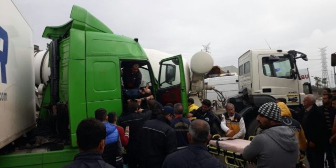 Tır, Beton Mikseri İle Çarpıştı, Şoför Araçta Sıkıştı