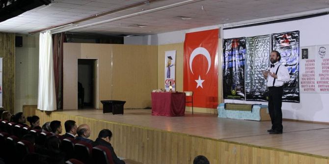 Ünlü Tiyatrocu Saim Engin Van’da Sahne Aldı