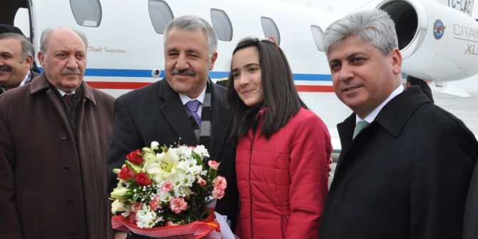 Bakan Arslan Baba Ocağında Bayraklarla Karşılandı