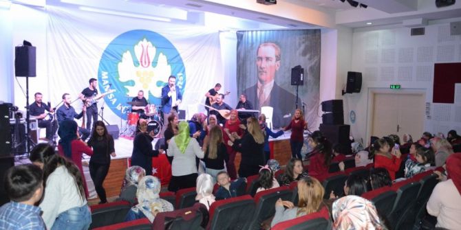 Türkülere Oyunlarıyla Eşlik Ettiler