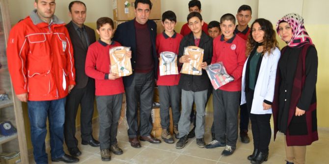 Kızılaydan Öğrencilere Kıyafet Desteği