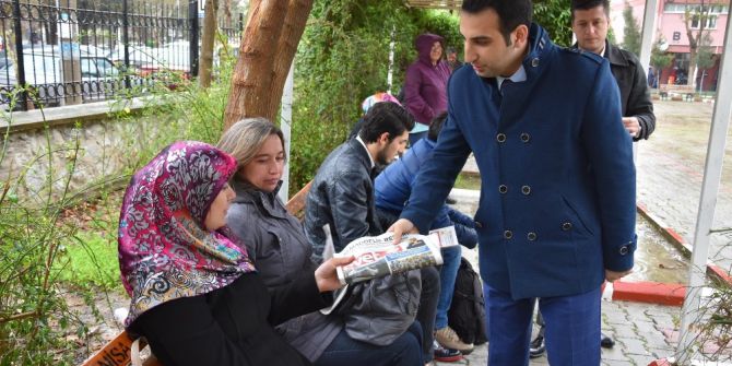 Ak Parti’li Gençler Sokak Sokak ‘Evet’ Gazetesi Dağıtıyor