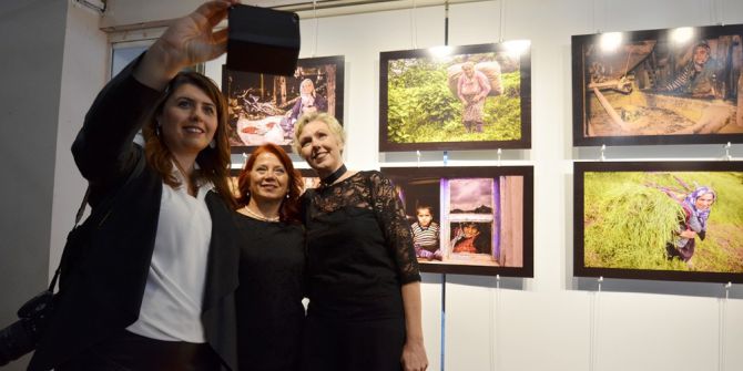 Kadınlar Renkli Fotoğraf Karelerinde