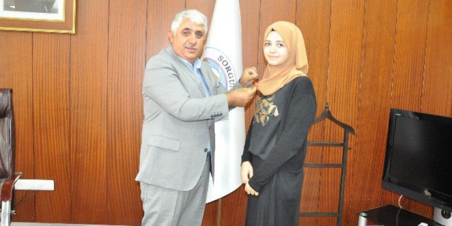 Sorgun Belediye Başkanı Şimşek, Teog Birincisi Öğrenciyi Ödüllendirdi