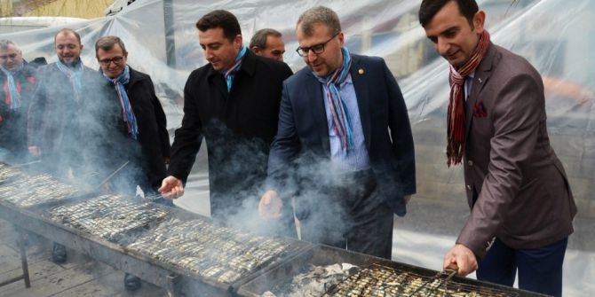 Festivalin Son Gününde Protokol Üyeleri Hamsi Pişirip Vatandaşlara İkram Etti