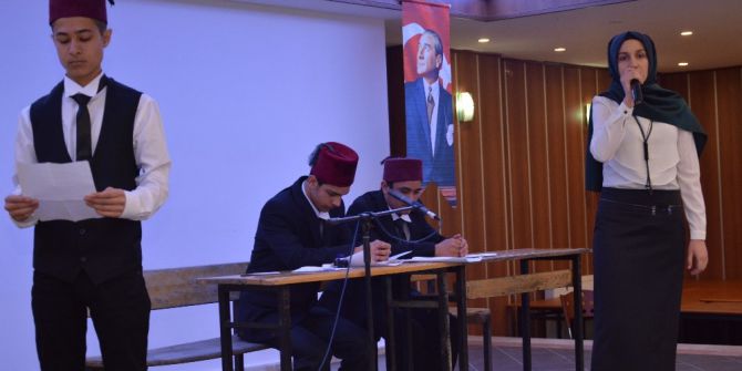 Sarayköy’de Öğrenciler Ve Öğretmenler İstiklal Marşı İçin Bir Araya Geldi