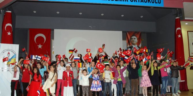 34 Ülkeden 50 Yabancı Uyruklu Öğrenci Hep Bir Ağızdan İstiklal Marşı’nı Okudu