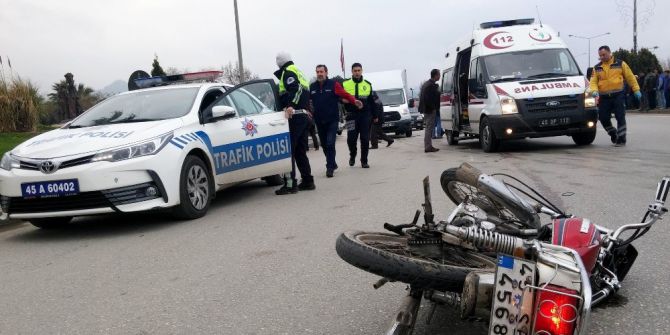 Otomobille Motosiklet Çarpıştı: 1 Ağır Yaralı