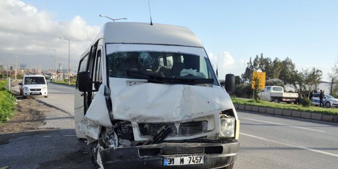 Hatay’da İki Yolcu Minibüsü Çarpıştı: 6 Yaralı