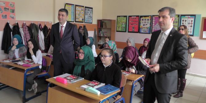 15 Temmuzu Anlatan ’Diriliş Destanı Romanı’ Öğrencilere Dağıtıldı