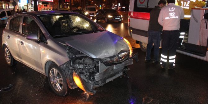 Kırmızı Işıkta Geçen Sürücü Ambulansa Çarptı: 1 Yaralı