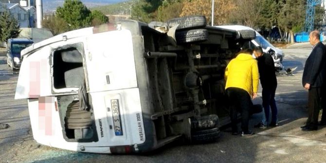 Gaziantep’te İşçi Servis Minibüsleri Çarpıştı: 1’i Ağır 20 Yaralı