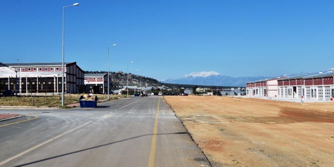 Varsak Sanayi Sitesi’nin Yolları Asfaltlanıyor