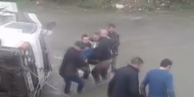 Kamyonet Dereye Uçtu, Sürücüyü Vatandaşlar Kurtardı