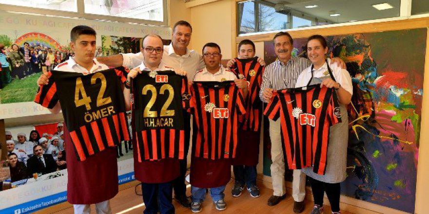 Alpay Özalan Gökkuşağı Kafe’de