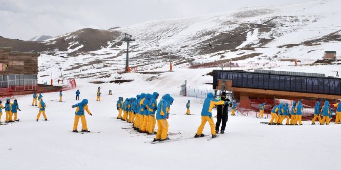 Büyükşehir’den Üniversite Öğrencilerine Kayak Kursu