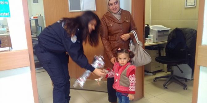 İlçe Emniyet Müdürlüğünden Hastane Çalışanlarına Gül