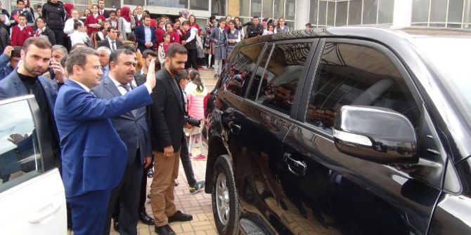 İstiklal Marşı’nı Okurken Herkesi Duygulandıran Öğrenciye Viranşehir Kaymakamından Makam Aracı Jesti