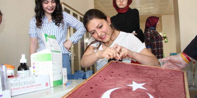 Bir Damla Kanla Türk Bayrağı Portresi