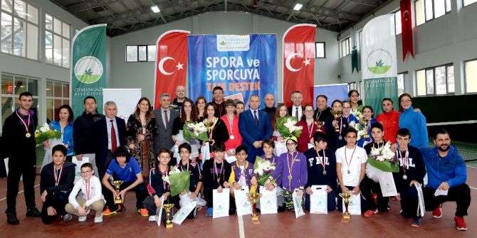 Teniste Kupa Ve Madalyalar Sahiplerini Buldu