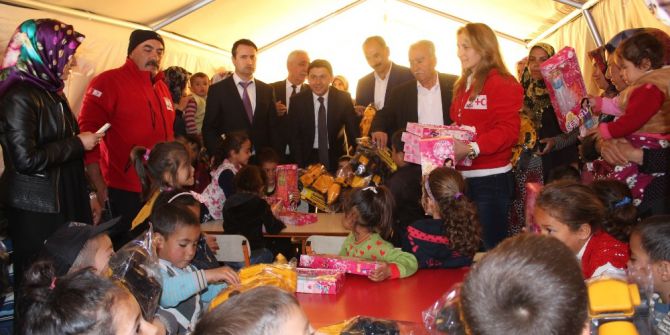 Türk Kızılayı Minik Depremzedelere Oyuncak Dağıttı