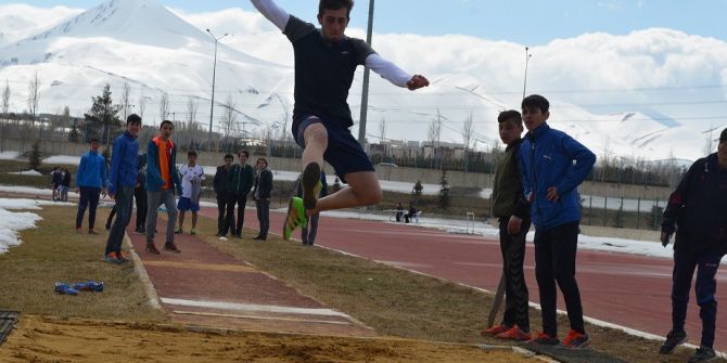 Atletler Puanlı Atletizmde Yarıştı