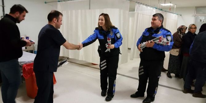 Polislerden Sağlık Çalışanlarına Çiçek