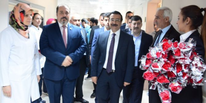 Başkan Atilla Sağlıkçılara Karanfil Dağıttı