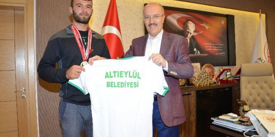 Kırkpınar’dan Altın Madalya İle Döndü