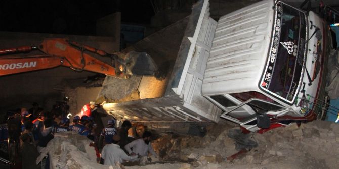 Pakistan’ın Ketta Şehrinde Kum Yüklü Bir Kamyon Kerpiç Evin Üstüne Devrildi: 7 Ölü