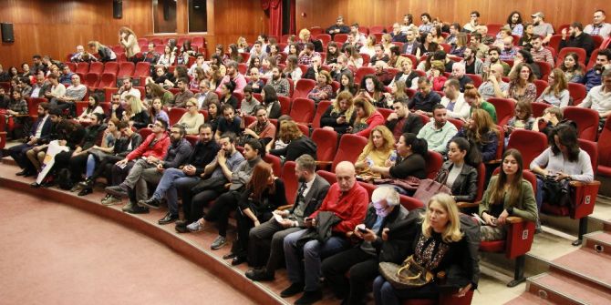 "Gülünç Karanlık" Beğeni Topladı