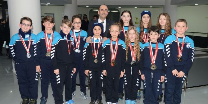 Yıldırımlı Yüzücüler, Finale Kulaç Attı