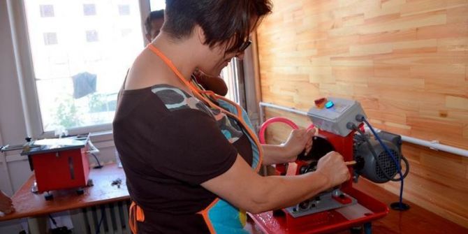 Kadınlar Süs Taşlarını İşleyerek Ekonomiye Kazandırıyor