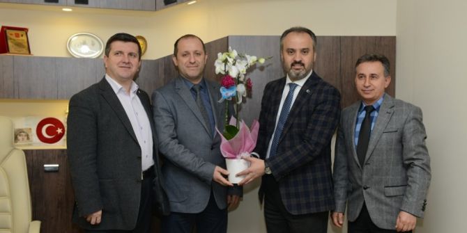 Alinur Aktaş’tan Doktorlarla Birlikte Pasta Kesti