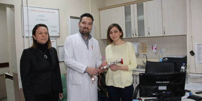 Başhekim Özcan Karanfil Dağıttı