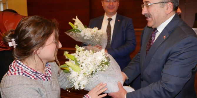 Belediye Meclisini Takip Eden Gazeteciler Başkan Gümrükçüoğlu’nun Tıp Bayramı’nı Kutladı