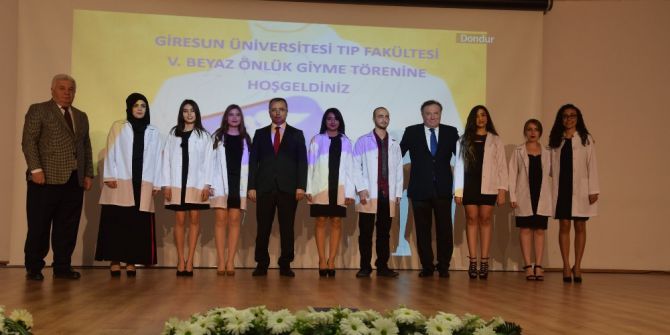 Tıp Fakültesi Öğrencileri Beyaz Önlüklerini Törenle Giydiler