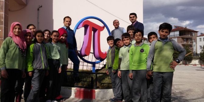 -Dünya Pi Gününde Ortaokula ’Şampiyon Pi’ Heykeli