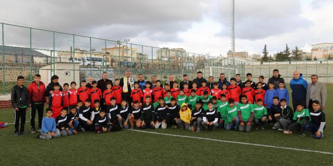 Kilis Belediyesinden U-14 Gençler Ligine Spor Malzemesi