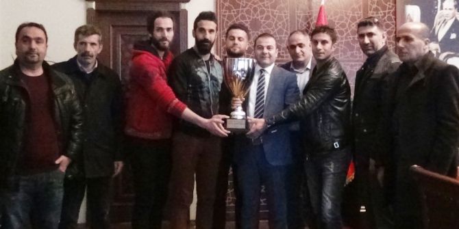 Şampiyonluk Kupasını Kaymakam Yaşar’a Hediye Ettiler