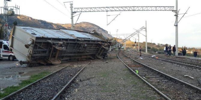 Tren Kamyona Çarptı: 3 Ölü
