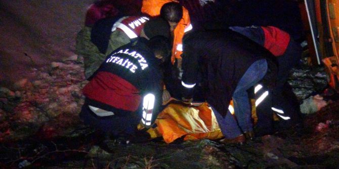 Tuzlama Aracıyla Et Yüklü Kamyon Çarpıştı: 1 Ölü, 2 Yaralı