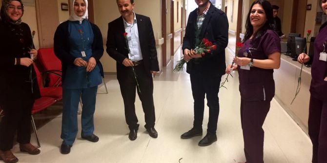 Ülkü Ocaklarının Gençleri Sağlık Çalışanlarına Çiçek Takdim Etti
