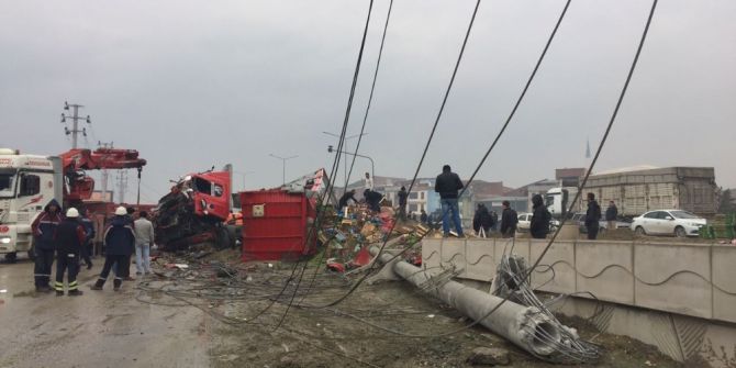 İnegöl’de Kontrolden Çıkan Tır Elektrik Direğine Çarptı. 25 Megavatlık Ana Hat Enerjisiz Kaldı