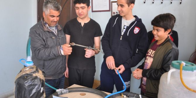 Fen Bilgisi Öğretmeni Anızdan Yakıt Ve Organik Gübre Üretti