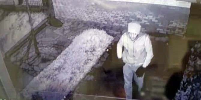 Sadaka Kutusunu Çalan Hırsız Kameraya Yakalandı