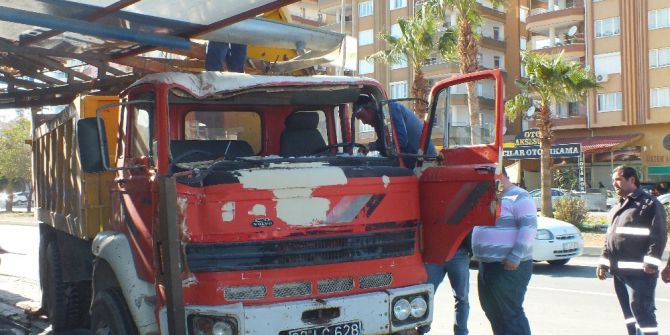 Belediye Kamyonu İşyerinin Tentesin Yıktı