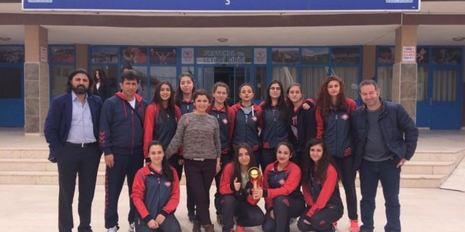 Adana Lokman Hekim Anadolu Lisesi Voleybol Kız Takımı Yarı Finaline Çıkmaya Hak Kazandı