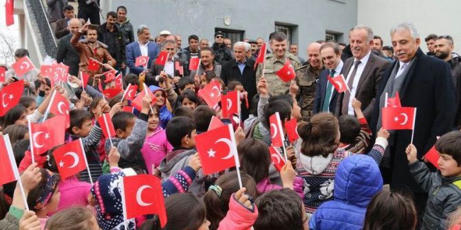 Vali Toprak’a Türk Bayraklı Karşılama