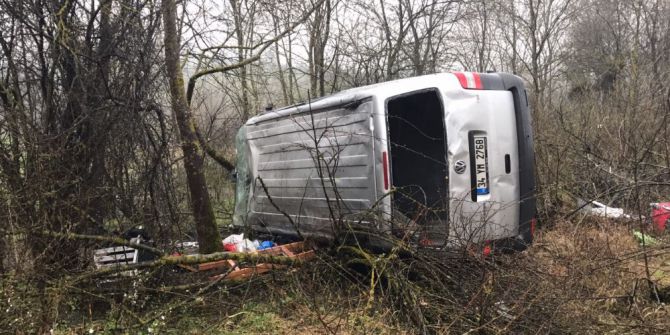 Yoldan Çıkan Kamyonet Şarampole Yuvarlandı 2 Kişi Yaralandı